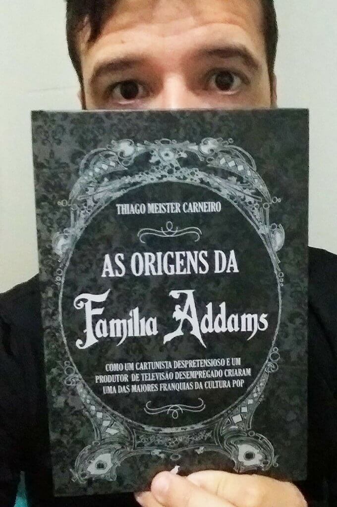 Thiago Meister Carneiro com seu livro "As Origens da Família Addams"